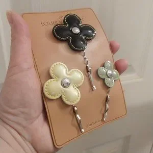 Louis Vuitton Monogram Vernis Flower Hair Pins Louis Vuitton | Accessories | Louis Vuitton Monogram Vernis  main image 3